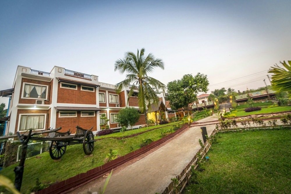 Hotel Queen Jamadevi Mawlamyine Buitenkant foto