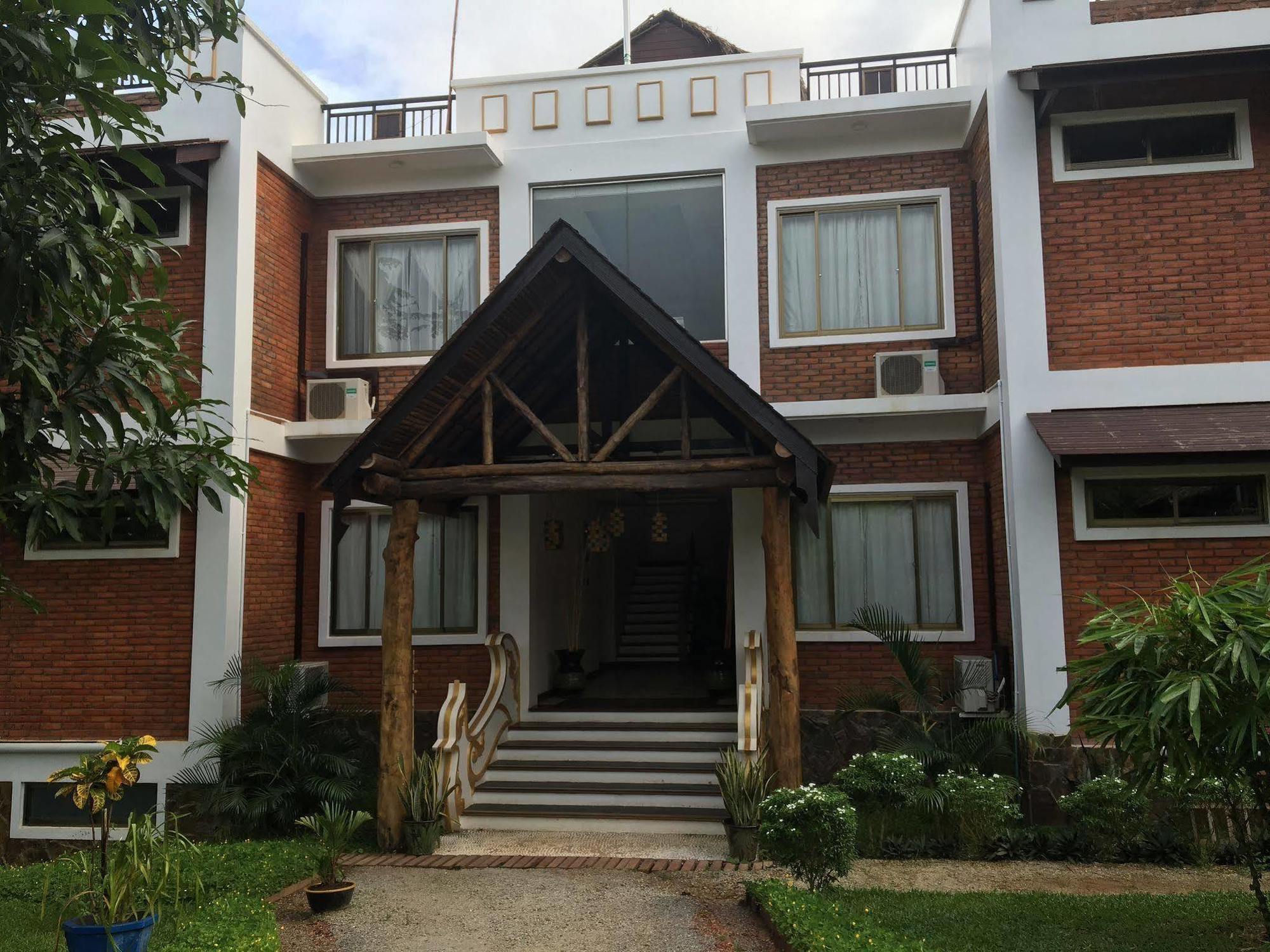 Hotel Queen Jamadevi Mawlamyine Buitenkant foto