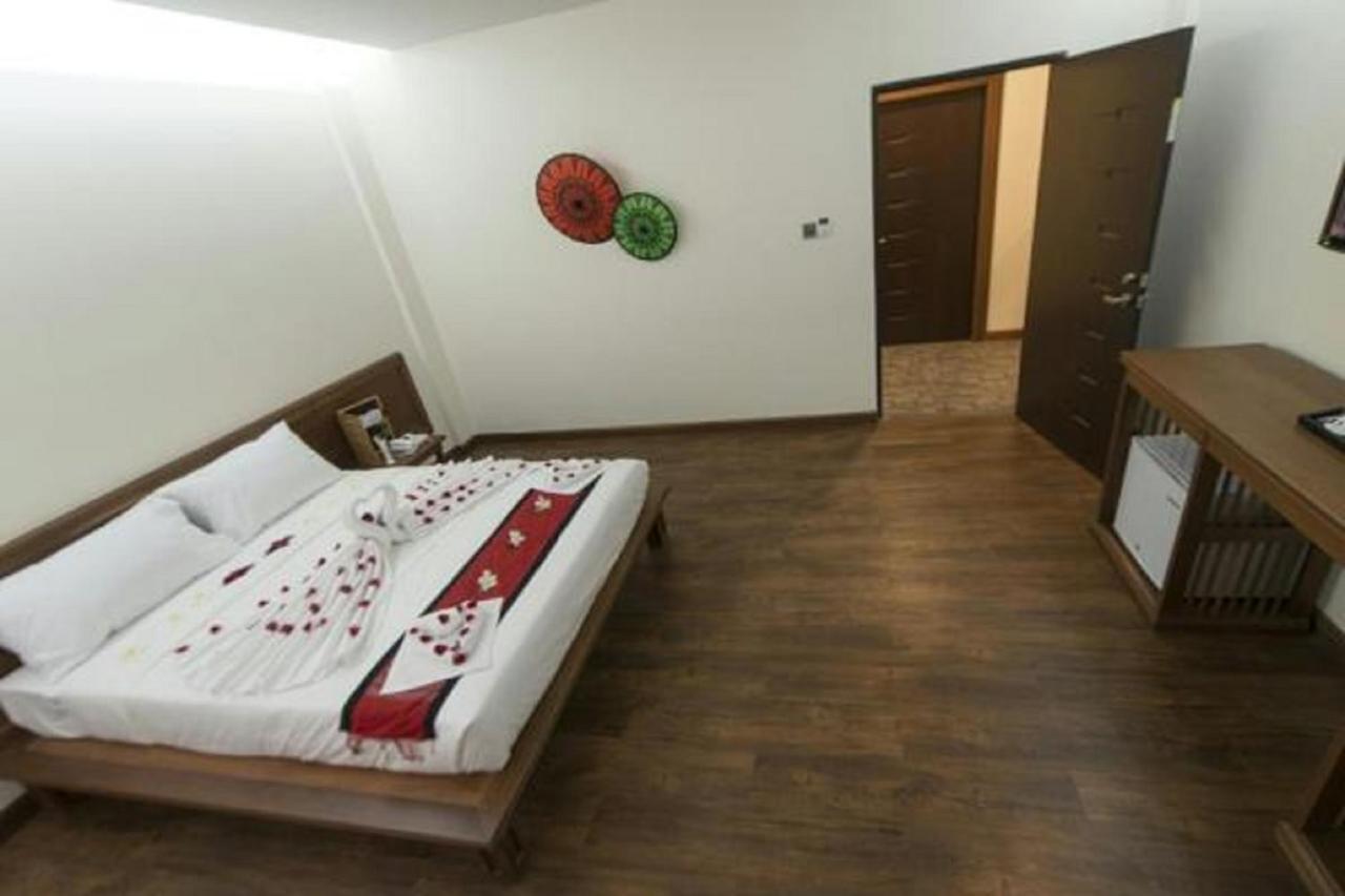 Hotel Queen Jamadevi Mawlamyine Buitenkant foto